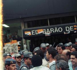 Ato da greve dos  bancários no Centro (São Paulo-SP, 02 out. 1996). Crédito: Vera Jursys