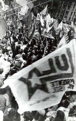 Comício da candidatura “Lula Presidente” (PT) na praça da Sé nas eleições de 1989 (São Paulo-SP, 17 set. 1989). / Crédito: Marco Aurélio Monteiro