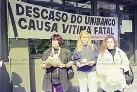 Protesto dos bancários do Unibanco contra a falta de segurança no trabalho (São Paulo-SP, 1996). ...