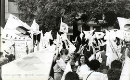 Manifestação dos professores em frente a Câmara Municipal ([São Paulo-SP], Data desconhecida).  / Crédito: Autoria desconhecida.