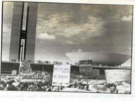 Assembleia dos professores em greve (Brasília-DF, 23 abr. 1979). / Crédito: Milton Guran.