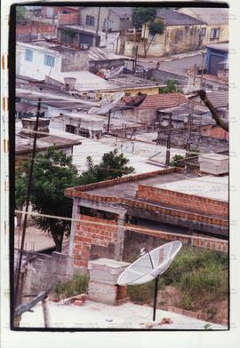 Vista de antenas parabólicas sobre casas populares (Local desconhecido, 4 jan. 1994); / Crédito: ...