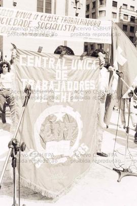 Ato do 1º de Maio, Dia do Trabalhador, na Praça da Sé (São Paulo-SP, 01 mai. 1987). Crédito: Vera Jursys