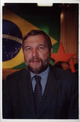 Retrato de Flávio Aires na gravação de programa eleitoral da candidatura &quot;Lula Presidente&quot; (PT) nas eleições de 2002 (São Paulo-SP, 2002)] / Crédito: Autoria desconhecida