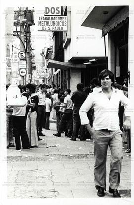 Trabalhadores e policiais na frente da sede do Sindicato dos Metal&uacute;rgicos de S&atilde;o Paulo, na rua do...