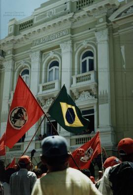Manifestação do MST em Recife (Recife-PE, 1997).  / Crédito: Clóvis Campêlo.