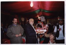 Visita de José Genoino (PT) a festa portuguesa não identificada nas eleições de 2002 (Local desco...