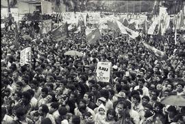 Comício da candidatura “Suplicy governador” (PT) realizado na Praça da Sé nas eleições de 1986 (S...