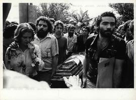 [Lula recebe autorização do Dops deixar a prisão e participar do velório de sua mãe, dona Lindu (São Bernardo do Campo-SP, 12 mai. 1980).] / Crédito: Jesus Carlos.