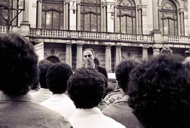 [Caminhada da candidatura “Suplicy prefeito” (PT) pelo Centro nas eleições de 1985?] (São Paulo-SP, [1985?]). Crédito: Vera Jursys