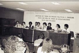 Ato pela libertação de presos políticos e pelo retorno dos exilados e desaparecidos ([São Paulo-SP?], [1982?]). Crédito: Vera Jursys