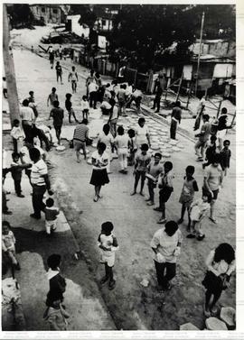 Mutirão para pavimentação de rua em Diadema (Diadema-SP, set. 1990). / Crédito: Autoria desconhecida