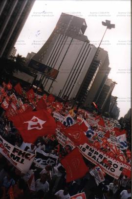 Evento não identificado na Av. Paulista (São Paulo-SP, mar. 1999). / Crédito: Roberto Parizotti