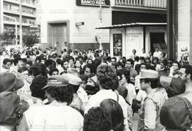 Manifestação não identidicada na praça 7 de Setembro (Belo Horizonte-MG, 2 set. 1982).  / Crédito...