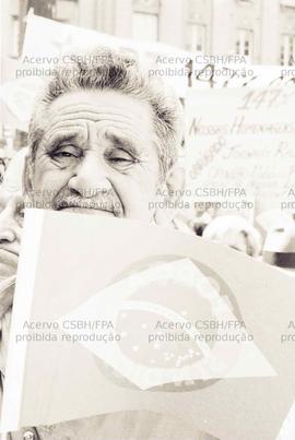 Ato dos aposentados pelos 147% e pelo Fora Collor, na Praça da Sé (São Paulo-SP, data desconhecida). Crédito: Vera Jursys