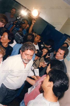 Lula, candidato à presidência pelo PT, no dia da votação em primeiro turno nas eleições de 1998 (...