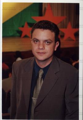 Retrato de Odair Cunha na gravação de programa eleitoral da candidatura &quot;Lula Presidente&quot; (PT) nas eleições de 2002 (São Paulo-SP, 2002)] / Crédito: Autoria desconhecida