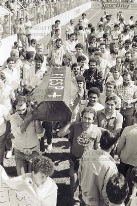Ato do 1º de Maio, Dia do Trabalhador, na Vila Euclides (São Bernardo do Campo-SP, 01 mai. 1985). Crédito: Vera Jursys