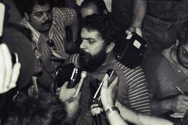 Ato de recepção a Lula em retorno de viagem à Europa, realizado no Aeroporto de Congonhas (São Paulo-SP, 1981). Crédito: Vera Jursys