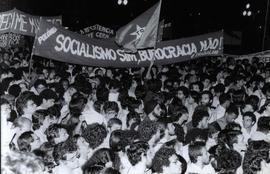 Manifestação do movimento contra o pacote eleitoral de 1982 (Local desconhecido, 1982). / Crédito: Vera Jursys.