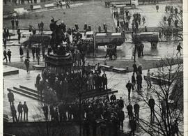 Pessoas reunidas diante de monumento em praça não identificada (Local desconhecido, Data desconhecida). / Crédito: Autoria desconhecida.