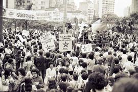 Caminhada da candidatura “Lula governador” (PT) pelo Centro nas eleições de 1982 (São Paulo-SP, 1982). Crédito: Vera Jursys