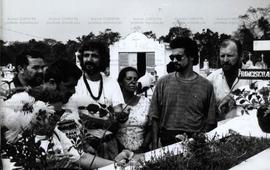 Caravana da Cidadania visita o túmulo Chico Mendes (Xapuri-AC, 1993). / Crédito: Autoria desconhe...