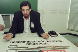 Entrevista coletiva concedida por dirigentes sindicais bancários ([São Paulo-SP?], jun. 1998). Crédito: Vera Jursys