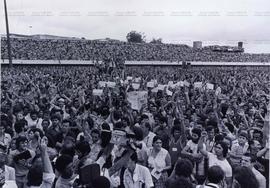 [Assembleia dos metalúrgicos do ABC no estádio da Vila Euclides (São Bernardo do Campo-SP, 1980)....