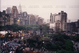 Comício de candidaturas do PT realizado na praça da Sé, nas eleições de 1990 (São Paulo-SP, 1990). / Crédito: Moacir Rodrigues dos Santos.