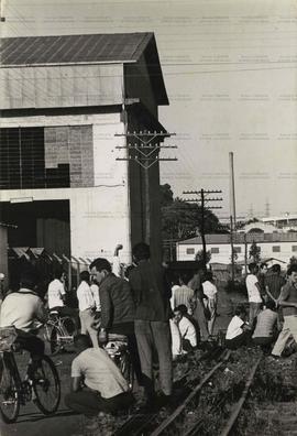 Trabalhadores metalúrgicos em greve reunidos em frente a fábrica (Local desconhecido, out. 1968)....