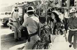 Polícia militar invade Universidade de Brasília (UnB) e prende estudantes em ato pela Anistia (Brasília-DF, 23 mar. 1978).  / Crédito: Nelson Penteado.