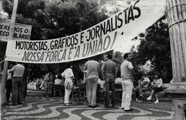 Greve dos motoristas, jornalistas e gráficos da empresa Caldas Júnior (Porto Alegre-RS, [21?] [jan. 1984]). / Crédito: [Carlos A. Silva?].