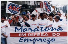 Passeata da “Maratona pelo Emprego”, do Sindicato dos Metalúrgicos do ABC ([São Bernardo do Campo-SP, [2001?]). / Crédito: Roberto Parizotti
