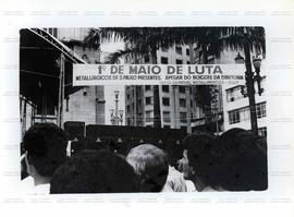 Ato do 1o. de Maio, na Praça da Sé, com cartaz dos metalúrgicos filiados a CUT (São Paulo-SP, [1 ...