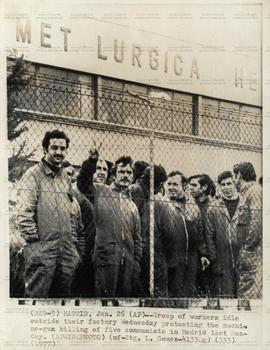 Manifestações em protesto contra a morte de cinco comunistas (Madri-Espanha, 26 jan. 1977). / Cré...