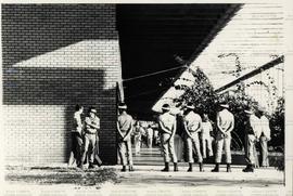 Polícia militar invade Universidade de Brasília (UnB) e prende estudantes em ato pela Anistia (Brasília-DF, 23 mar. 1978).  / Crédito: Nelson Penteado.
