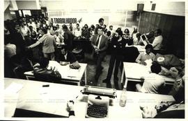 Campanha eleitoral na TELESP para a Chapa 2 (São Paulo-SP, 12 jun. 1981). / Crédito: Mário Dalcen...