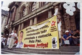 Caminhada pela Paz realizada na Praça da Sé, no contexto de morte do prefeito petista Celso Daniel (PT) (São Paulo-SP, jan. 2002). / Crédito: Cesar Hideiti Ogata