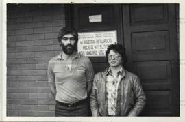 Retrato de João Machado, presidente do Sindicato dos Metalúrgicos de Novo Hamburgo, e Paulo Raubter, candidato a vereador (Novo Hamburgo-RS, [1980?]). / Crédito: Autoria desconhecida.