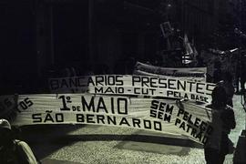 Passeata dos bancários no Centro convocando ao ato de 1º de Maio (Dia do Trabalhador) (São Paulo-...
