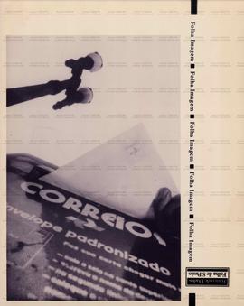Carta sendo colocada na caixa dos Correios ([São Paulo-SP?], 8 dez. 1990). / Crédito: Marlene Bergamo/Folha Imagem.