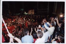 Comício da candidatura &quot;Genoino Governador&quot; (PT), na Avenida Paulista, nas eleições de 2002 ([São Paulo-SP], 2002) / Crédito: Autoria desconhecida