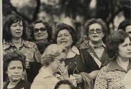 Luta do Grupo “Mães da Praça de Maio” por notícias dos filhos desaparecidos políticos durante a ditadura na Argentina ([Argentina, 1981?]). / Crédito: Autoria desconhecida.