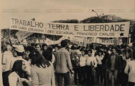 Comício de campanha dos candidatos do PT nas eleições de 1982 ([São Paulo, 1982]). / Crédito: Aut...
