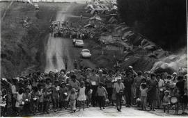 Acampamento de colonos que aguardam distribuição de terras prometidas pelo governo do estado, na Fazenda Sarandi ([Ronda Alta-RS], 28 abr. 1981). / Crédito: Ibanes Lemos/Agência RBS