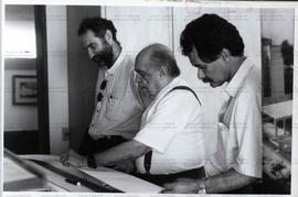 Conversa entre Hamilton Pereira e Oscar Niemeyer (Local desconhecido, 28 nov. 1997). / Crédito: V...