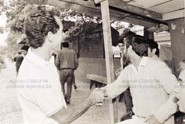 Reunião de porta de fábrica com candidaturas do PT em frente a General Motors (São Caetano do Sul-SP, 1988). Crédito: Vera Jursys