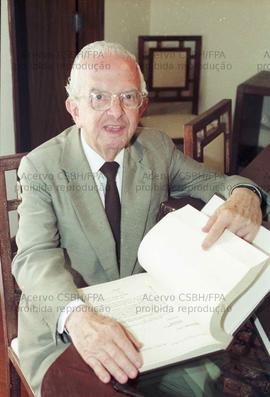 Retratos de Renato de Barros Serra Dória, economista do Banespa (Local desconhecido, 1997). Crédi...
