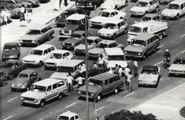 [Greve dos motoristas de táxis da capital por melhores condições de trabalho e contra o aumento da gasolina (São Paulo-SP, 1979).?] / Crédito: Autoria desconhecida.